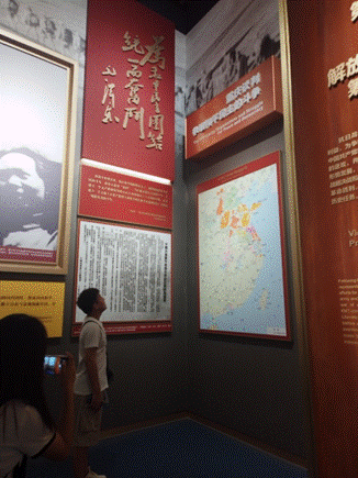 19,墻上貼著海報描述已自動生成