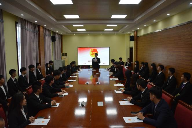 會議室里的人們描述已自動生成