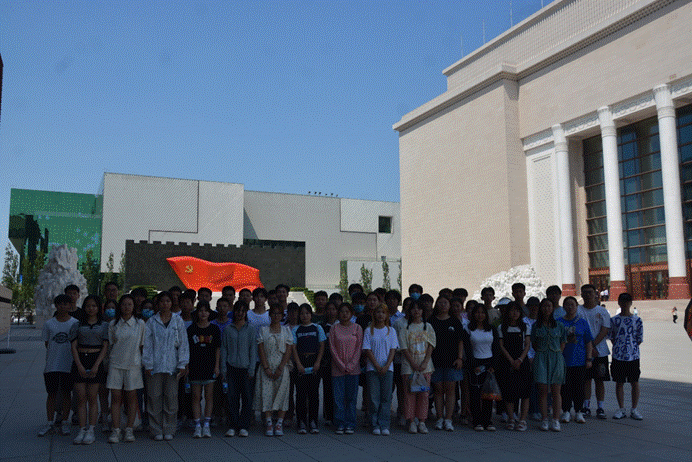 15,廣場上的人群描述已自動生成