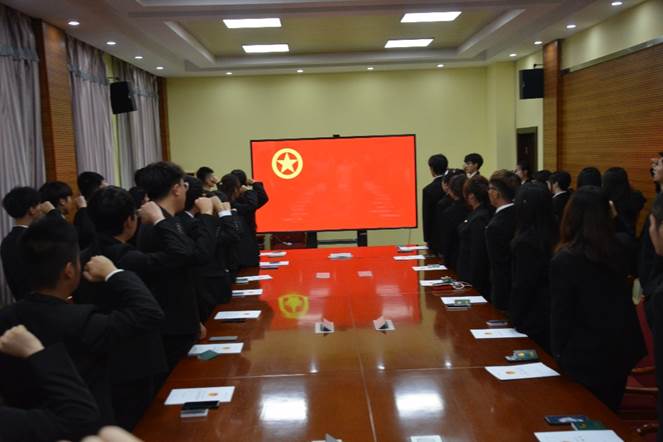 會議室里的人們描述已自動生成