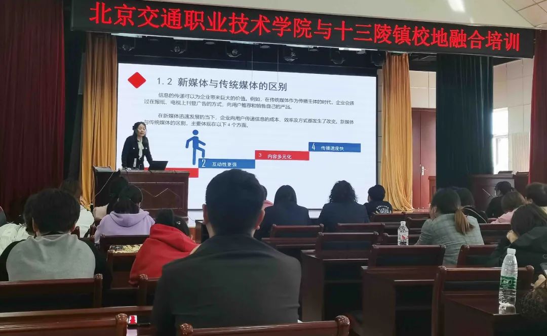 會(huì)議室里的人們描述已自動(dòng)生成