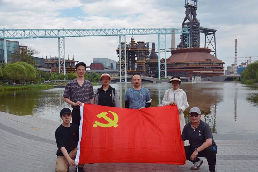 男人和女人站在船上描述已自動生成 男人和女人站在船上描述已自動生成