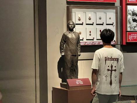 一些人站在門前描述已自動生成