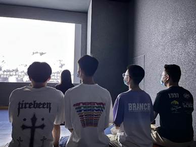 男人們站在一起描述已自動生成