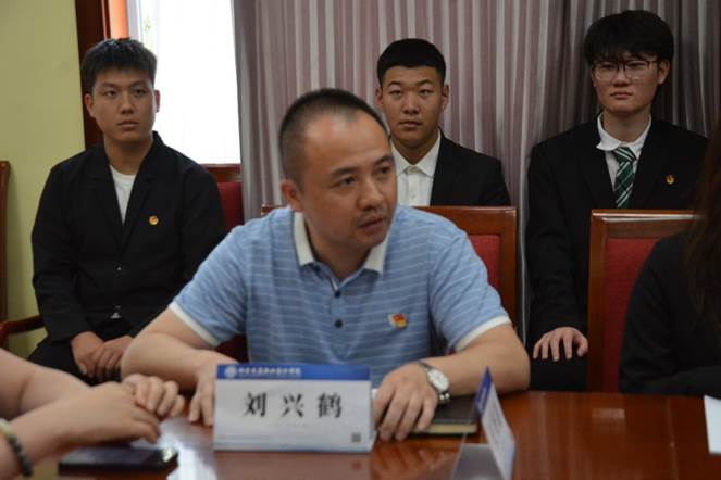 一群人坐在桌子前描述已自動生成