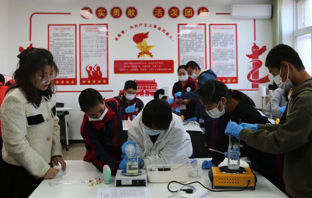 一群人在桌子前描述已自動生成