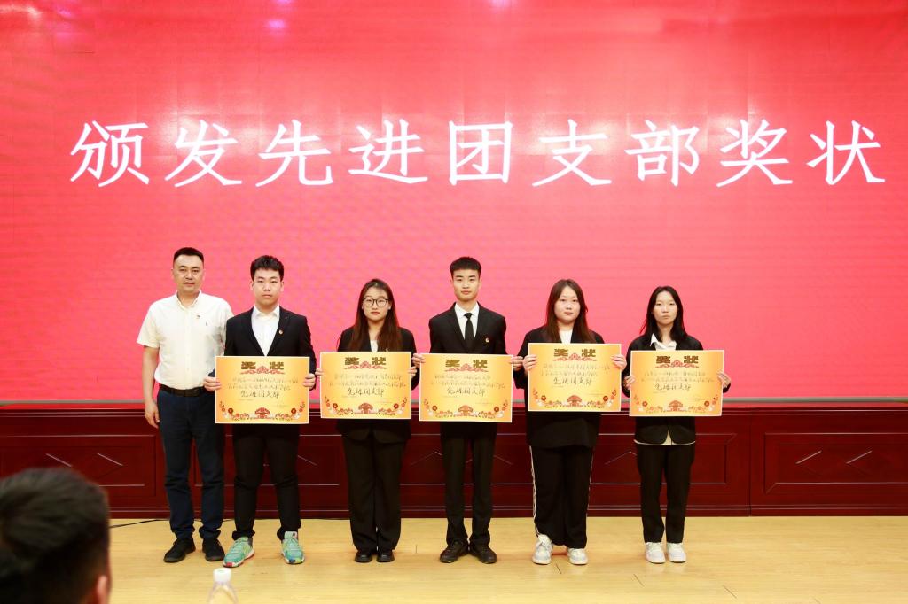 一群人站在臺上描述已自動生成