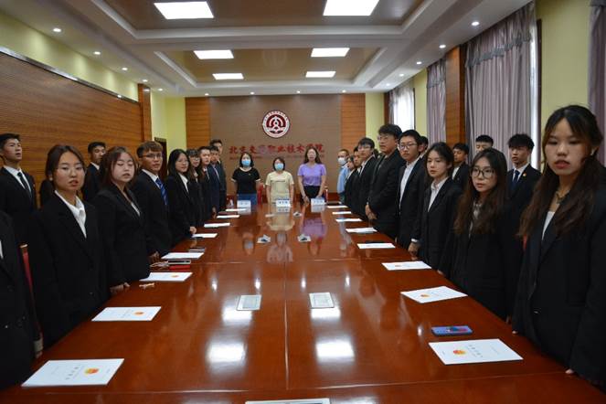 會議室里的人們描述已自動生成