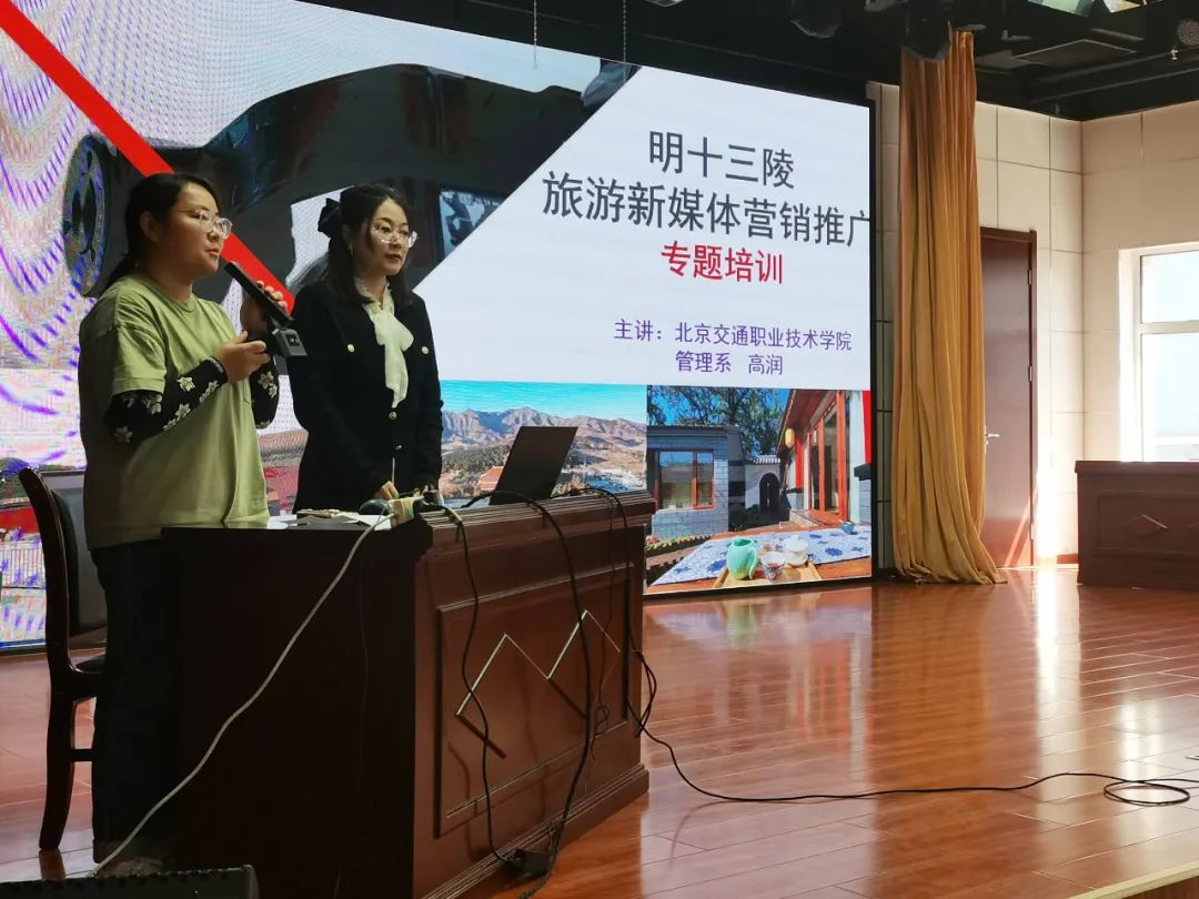 圖片包含 女人, 桌子, 站, 男人描述已自動(dòng)生成