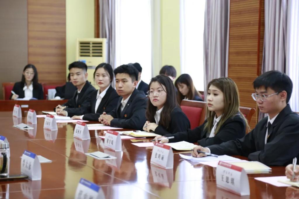 一群人坐在桌子前描述已自動生成