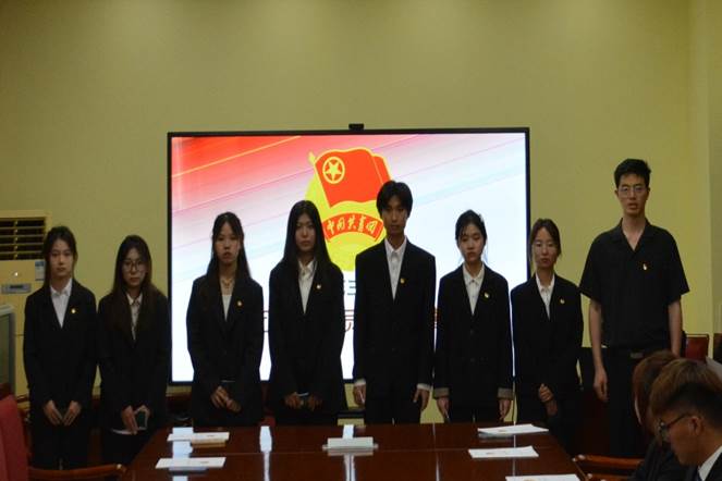 一群人站在臺上演講描述已自動生成