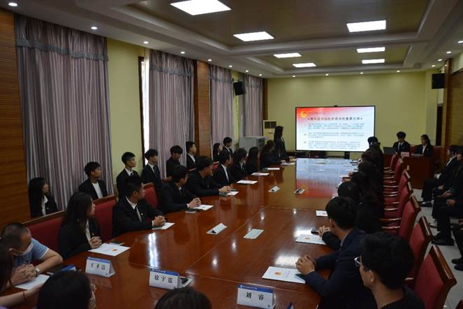 會議室里的人們描述已自動生成