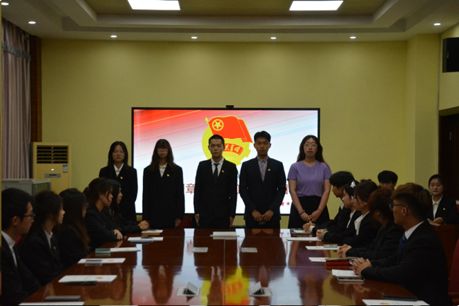 一群人站在臺上演講描述已自動生成,一群人正在聊天描述已自動生成,會議室里的人們描述已自動生成