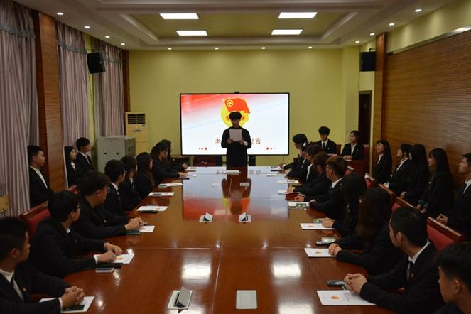 會議室里的人們描述已自動生成