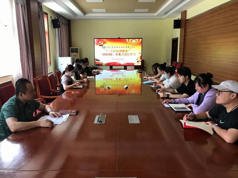 會議室里的人們描述已自動生成 會議室里的人們描述已自動生成