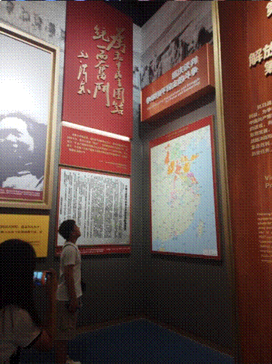 19,墻上貼著海報描述已自動生成