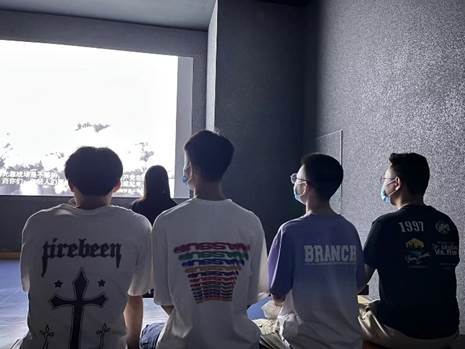 男人們站在一起描述已自動生成