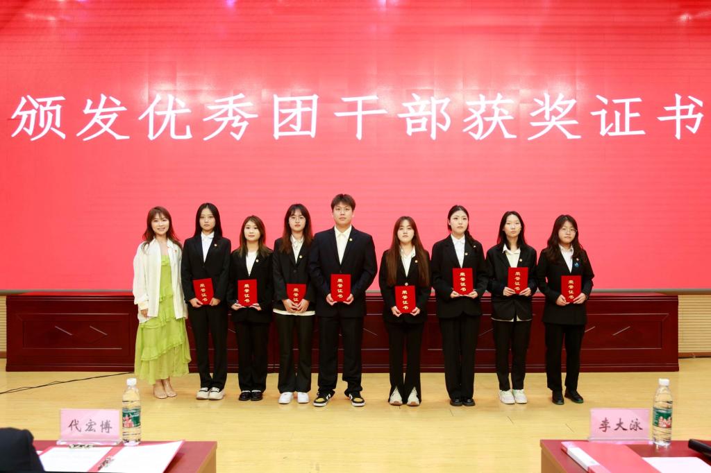 一群人站在臺上描述已自動生成