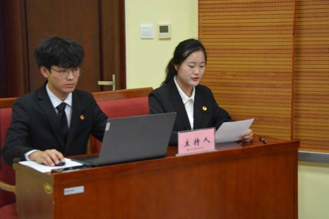 桌子上放著筆記本電腦前的人中度可信度描述已自動生成