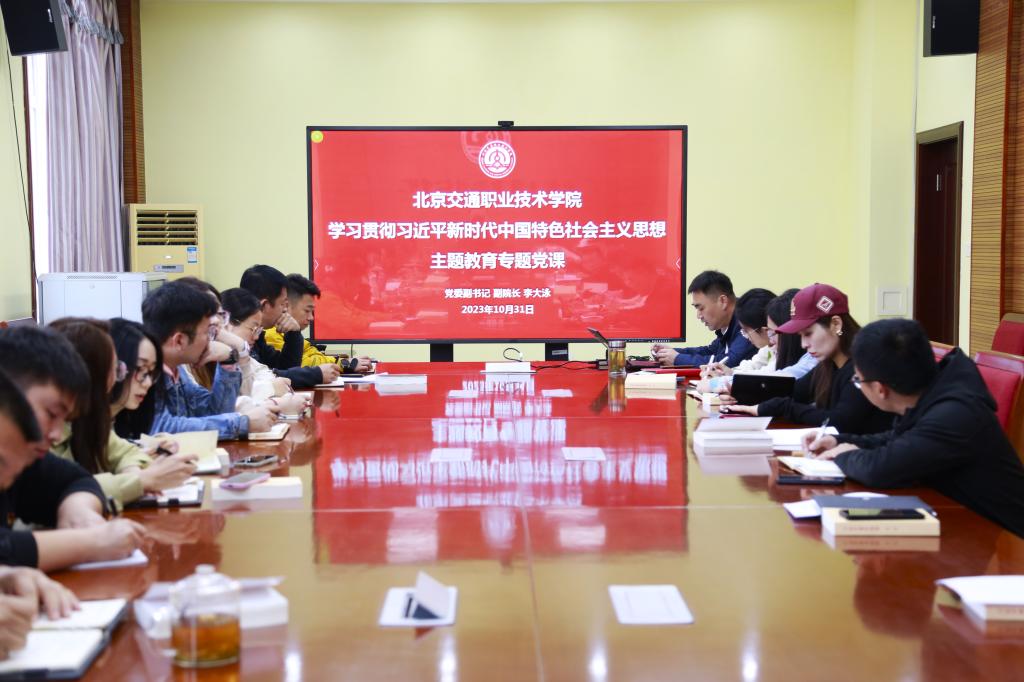 一群人坐在桌子前描述已自動生成