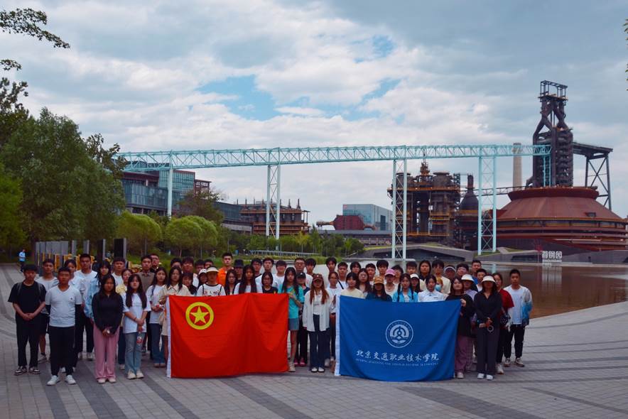 建筑前的廣場上有許多人描述已自動生成 建筑前的廣場上有許多人描述已自動生成